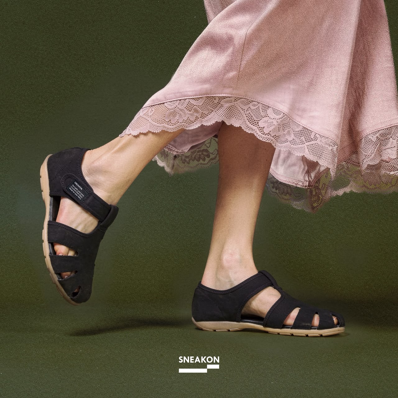 Sneakon Laras Hitam - Women